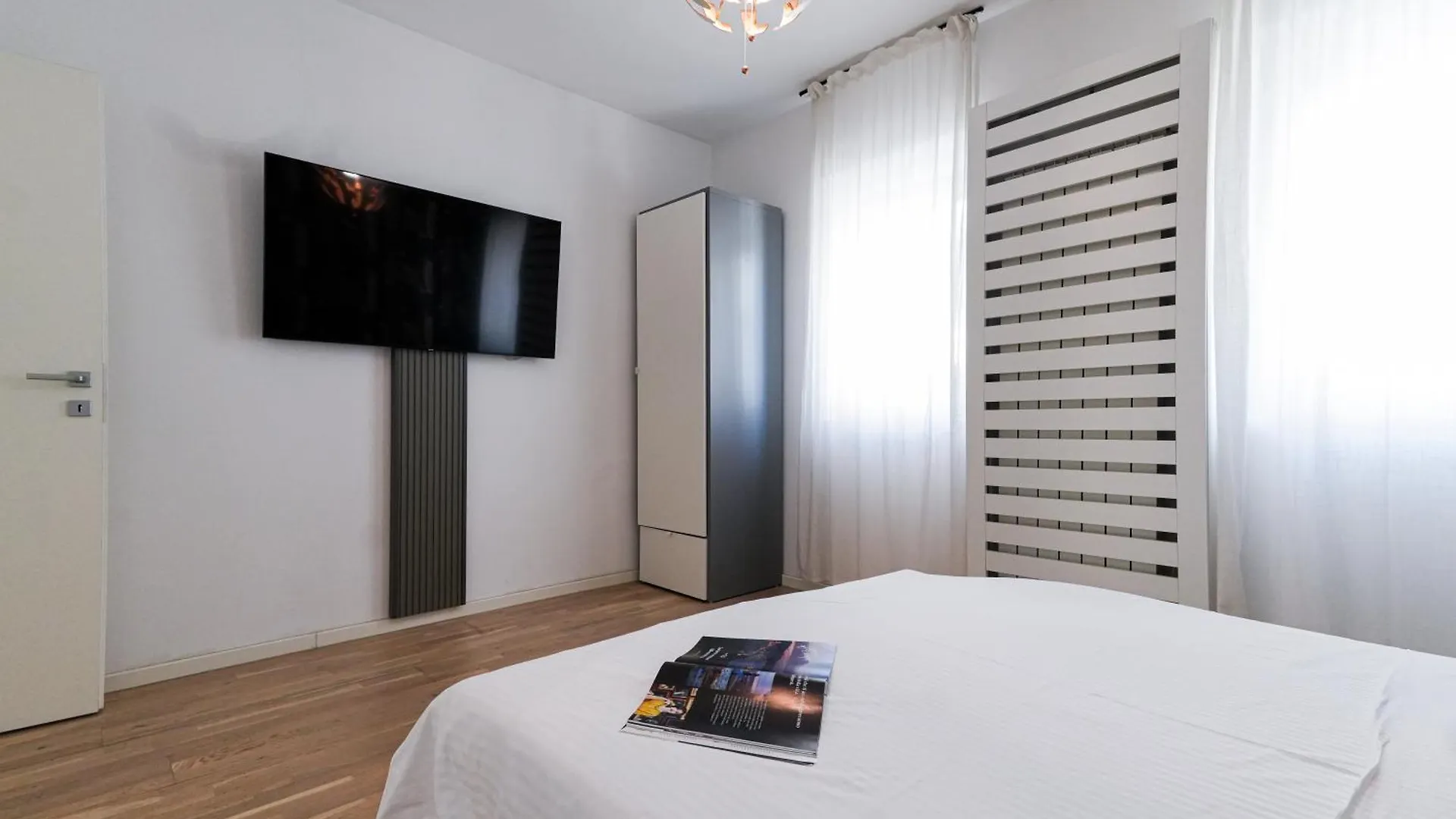 Maria - Modern Apartment With Parking And Workspace Bucarest